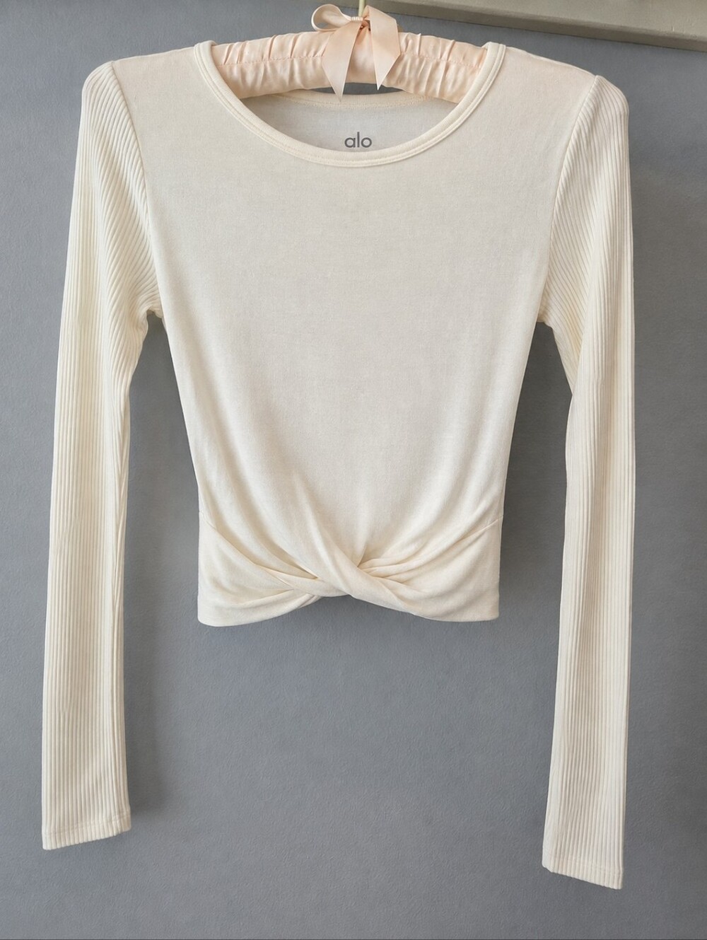 ALO Yoga Cream Twist-Front Cover Long-Sleeve Top Size Small